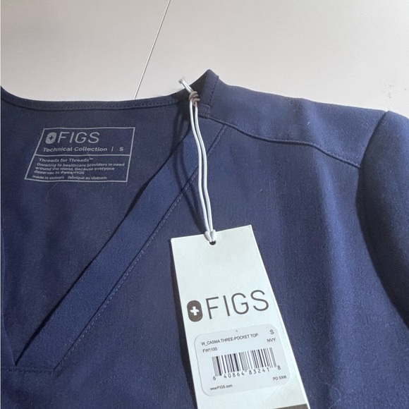 Figs Tops - NWT Figs Casma Three-Pocket scrub Top in Navy